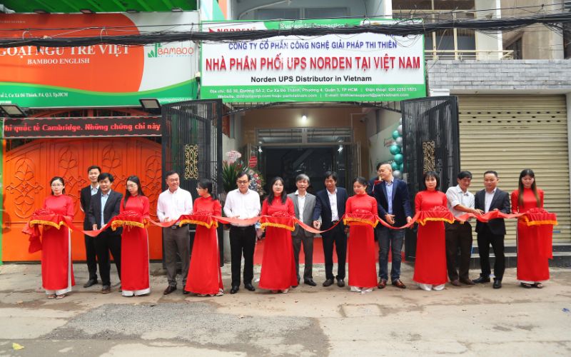 Cắt băng khánh thành khai trương văn phòng mới